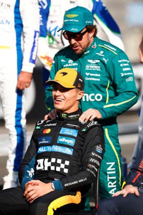 Abu Dhabi, Yas Marina: F1 GP Abu Dhabi 2025, No. 4 Lando Norris (GBR), McLaren MCL39, Mercedes, No.14 Fernando Alonso (ESP), Aston Martin Aramco Formula One Team, Aston Martin AMR25, Mercedes Abu Dhabi Abu Dhabi