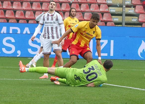 Lecce Wladimiro Falcone during the Serie A soccer match between Cremonese and Lecce at the Giovanni Zini in Cremona, north west Italy - Domenica, 7 Dicembre 2025. - Soccer .  Copyright: xAlbertoxMariani LaPressex