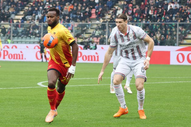 Lecce s Lassana Coulibaly during the Serie A soccer match between Cremonese and Lecce at the Giovanni Zini Stadium in Cremona Italy - Sunday, 7 december 2025. - Soccer .  Copyright: xAlbertoxMariani LaPressex