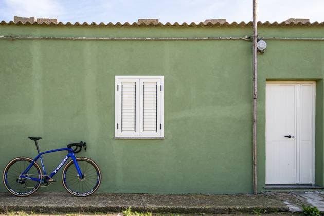 The bike of a Baloise Glowi rider pictured before the women s elite race of the Cyclocross World Cup, in Terralba, Sardinia, Italy, Sunday 07 December 2025, stage 3 (out of 12) in the World Cup of the 2026-2027 season. DAVIDxPINTENS  x147165728x
