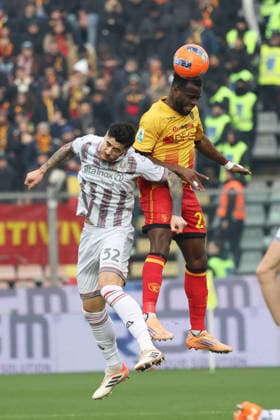 Lecce s Lassana Coulibaly and Cremonese s Martin Payero during the Serie A soccer match between Cremonese and Lecce at the Giovanni Zini Stadium in Cremona Italy - Sunday, 7 december 2025. - Soccer .  Copyright: xAlbertoxMariani LaPressex
