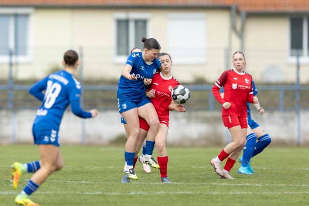 Regionalliga Nordost Frauen: 1. FC Magdeburg vs. 1. FFV Erfurt; Magdeburg; 07.12.2025 Amy Cienskowski ( 25; 1. FC Magdeburg) gegen Jasmin Sautter ( 4; 1. FFV Erfurt) Regionalliga Nordost Frauen: 1. FC Magdeburg vs. 1. FFV Erfurt; Heinrich-Germer-Stadion Magdeburg; 07.12.2025 Copyright: xBEAUTIFULxSPORTS Duehringx