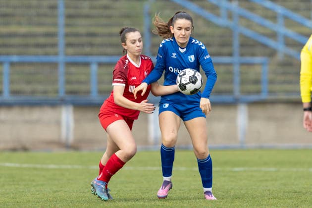 Regionalliga Nordost Frauen: 1. FC Magdeburg vs. 1. FFV Erfurt; Magdeburg; 07.12.2025 Jasmin Sautter ( 4; 1. FFV Erfurt) gegen Hanna Eckl ( 6; 1. FC Magdeburg) Regionalliga Nordost Frauen: 1. FC Magdeburg vs. 1. FFV Erfurt; Heinrich-Germer-Stadion Magdeburg; 07.12.2025 Copyright: xBEAUTIFULxSPORTS Duehringx