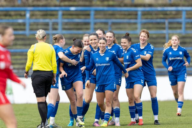 Regionalliga Nordost Frauen: 1. FC Magdeburg vs. 1. FFV Erfurt; Magdeburg; 07.12.2025 1:0 durch Amy Cienskowski ( 25; 1. FC Magdeburg) (links) und Mannschaft Regionalliga Nordost Frauen: 1. FC Magdeburg vs. 1. FFV Erfurt; Heinrich-Germer-Stadion Magdeburg; 07.12.2025 Copyright: xBEAUTIFULxSPORTS Duehringx