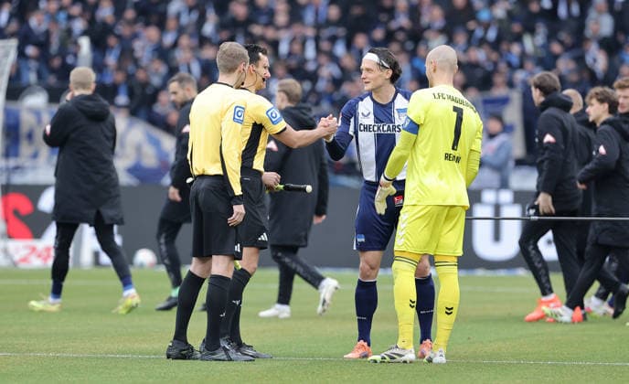 Schiedsrichter Konrad Oldhafer, Fabian Reese, Torwart Dominik ReimannBegrüßung der Mannschaften vor Spielbeginn Fußball Fussball DFL 2. Bundesliga Herren 15. Spieltag Saison 2025 2026 07.12.2025 Hertha BSC Berlin vs. 1.FC Magdeburg FCM DFL regulations prohibit any use of photographs as image sequences and or quasi-video