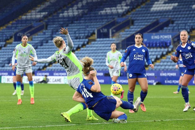 Leicester City Women v Manchester City Women Women s Super League 07 12 2025. Leicester City forward Hlin Eiriksdottir (14) gets in a tackle to stop Manchester City defender Rebecca Knaak (27) during the Women s Super League match between Leicester City Women and Manchester City Women at the King Power Stadium, Leicester, England on 7 December 2025. Leicester King Power Stadium Leicestershire England Editorial use only , Copyright: xJohnxMallettx PSI-23356-0028