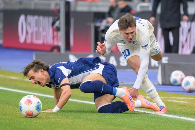GER, Berlin, soccer, Hertha BSC vs. 1. FC Magdeburg, DFB, 2nd Bundesliga, 2025 2026 season, f.l.t.r.: Michal Karbownik (Hertha BSC), Noah Pesch (1.FC Magdeburg, 10), Action, duels, fighting for the ball, DFB DFL REGULATIONS PROHIBIT ANY USE OF PHOTOGRAPHS AS IMAGE SEQUENCES AND OR QUASI-VIDEO, December 7, 2025,