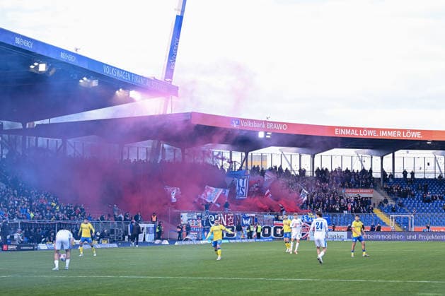 07.12.2025, Fussball, 2. Bundesliga, 15. Spieltag Saison 2025 2026, Eintracht Braunschweig - Holstein Kiel, Pyrotechnik Holstein Kiel, xRHR-FOTO TKx