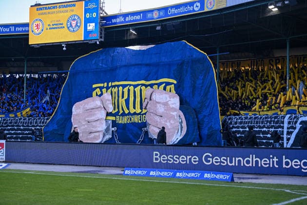 07.12.2025, Fussball, 2. Bundesliga, 15. Spieltag Saison 2025 2026, Eintracht Braunschweig - Holstein Kiel, Fanchoreo Eintracht Braunschweig, xRHR-FOTO TKx