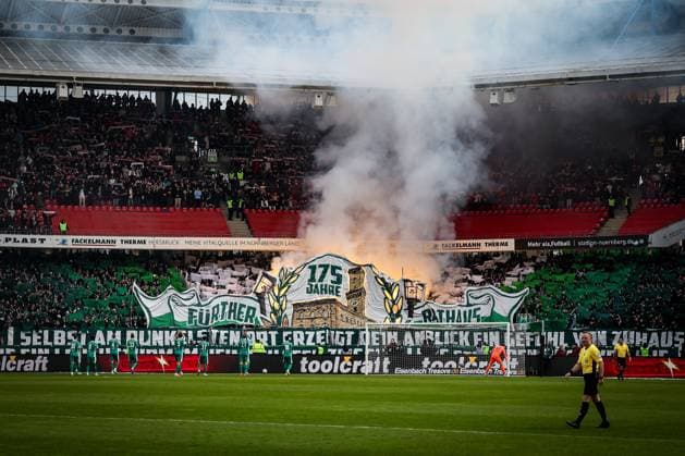 Die Choreografie der Fuerther Fans vor Spielbeginn, 1. FC Nuernberg vs. Spvgg Greuther Fuerth, Fussball, 2. Bundesliga, DFL, Saison 2025 2026, Hinrunde, 15. Spieltag, 07.12.2025 DFB regulations prohibit any use of photographs as image sequences and or quasi-video Nuernberg Bayern Deutschland
