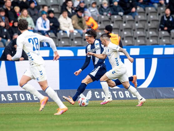 Fussball, Herren, Saison 2025 2026, 2. Bundesliga (15. Spieltag), Hertha BSC - 1. FC Magdeburg, v.l. Max Geschwill (Magdeburg), Fabian Reese (Hertha BSC), Baris Atik (Magdeburg), 07.12. 2025,