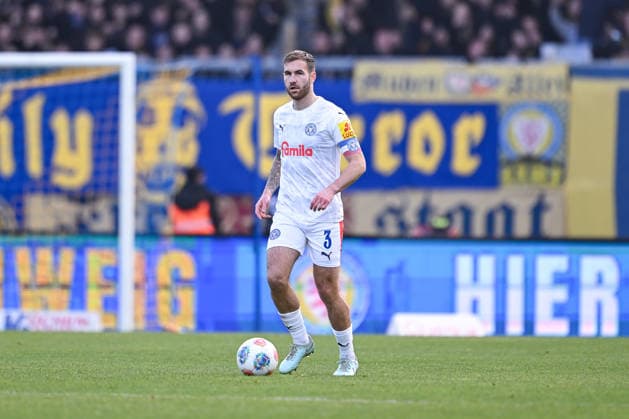07.12.2025, Fussball, 2. Bundesliga, 15. Spieltag Saison 2025 2026, Eintracht Braunschweig - Holstein Kiel, Marco Komenda (Holstein Kiel) xRHR-FOTO TKx