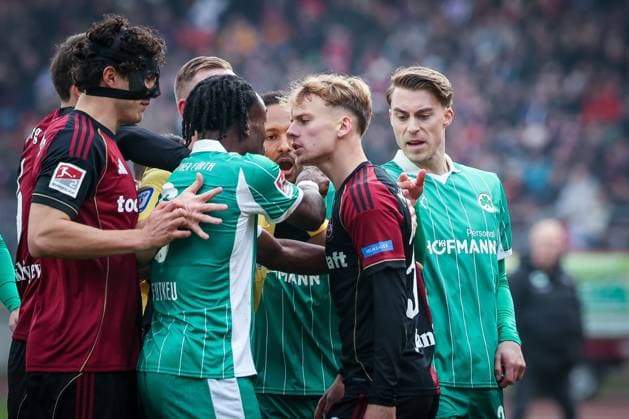 Noel Futkeu 9 (Spvgg Greuther Fuerth) und Tim Janisch 32 (1FC Nuernberg) geraten aneinander, mit Fabio Gruber 4 (1FC Nuernberg) und Luca Itter 27 (Spvgg Greuther Fuerth), 1. FC Nuernberg vs. Spvgg Greuther Fuerth, Fussball, 2. Bundesliga, DFL, Saison 2025 2026, Hinrunde, 15. Spieltag, 07.12.2025 DFB regulations prohibit any use of photographs as image sequences and or quasi-video Nuernberg Bayern Deutschland