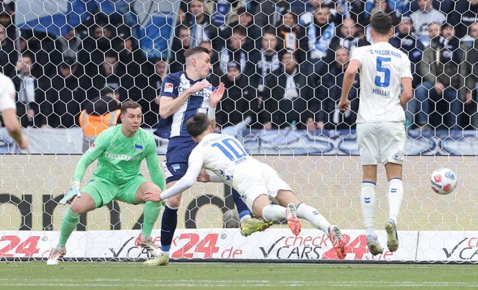 Torwart Tjark Ernst, Niklas Kolbe, Noah Pesch köpft daneben Zweikampf Spielszene Aktion Fußball Fussball DFL 2. Bundesliga Herren 15. Spieltag Saison 2025 2026 07.12.2025 Hertha BSC Berlin vs. 1.FC Magdeburg FCM DFL regulations prohibit any use of photographs as image sequences and or quasi-video