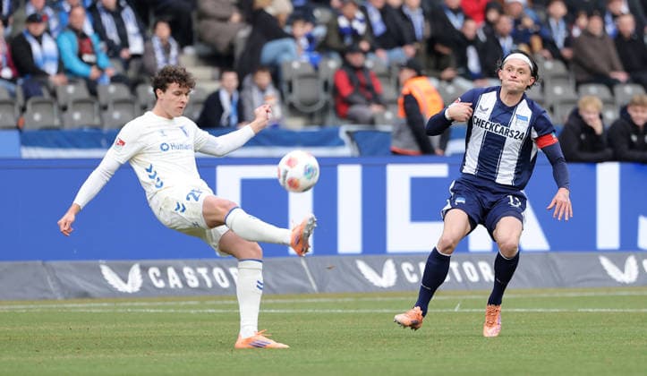 Max Geschwill, Fabian Reese Zweikampf Spielszene Aktion Fußball Fussball DFL 2. Bundesliga Herren 15. Spieltag Saison 2025 2026 07.12.2025 Hertha BSC Berlin vs. 1.FC Magdeburg FCM DFL regulations prohibit any use of photographs as image sequences and or quasi-video