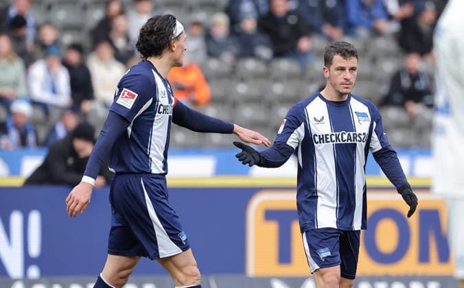 Fabian Reese klatscht ab mit Diego Demme Aktion Oberkörper Fußball Fussball DFL 2. Bundesliga Herren 15. Spieltag Saison 2025 2026 07.12.2025 Hertha BSC Berlin vs. 1.FC Magdeburg FCM DFL regulations prohibit any use of photographs as image sequences and or quasi-video