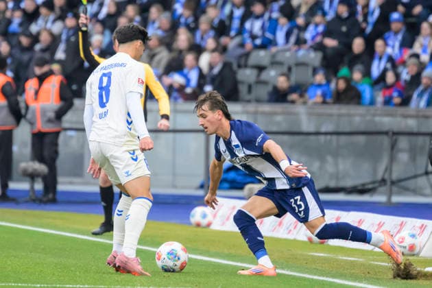 GER, Berlin, soccer, Hertha BSC vs. 1. FC Magdeburg, DFB, 2nd Bundesliga, 2025 2026 season, f.l.t.r.: Laurin Ulrich (1.FC Magdeburg, 08), Michal Karbownik (Hertha BSC), Action, duels, fighting for the ball, DFB DFL REGULATIONS PROHIBIT ANY USE OF PHOTOGRAPHS AS IMAGE SEQUENCES AND OR QUASI-VIDEO, December 7, 2025,