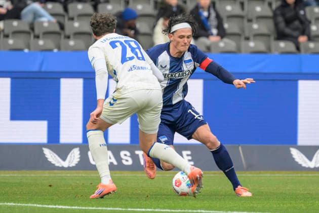 GER, Berlin, soccer, Hertha BSC vs. 1. FC Magdeburg, DFB, 2nd Bundesliga, 2025 2026 season, f.l.t.r.: Max Geschwill (1.FC Magdeburg, 28), Fabian Reese (Hertha BSC), Action, duels, fighting for the ball, DFB DFL REGULATIONS PROHIBIT ANY USE OF PHOTOGRAPHS AS IMAGE SEQUENCES AND OR QUASI-VIDEO, December 7, 2025,
