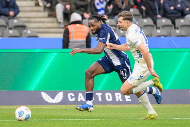 GER, Berlin, soccer, Hertha BSC vs. 1. FC Magdeburg, DFB, 2nd Bundesliga, 2025 2026 season, f.l.t.r.: Deyovaisio Zeefuik (Hertha BSC), Alexander Nollenberger (1.FC Magdeburg, 17), Action, duels, fighting for the ball, DFB DFL REGULATIONS PROHIBIT ANY USE OF PHOTOGRAPHS AS IMAGE SEQUENCES AND OR QUASI-VIDEO, December 7, 2025,