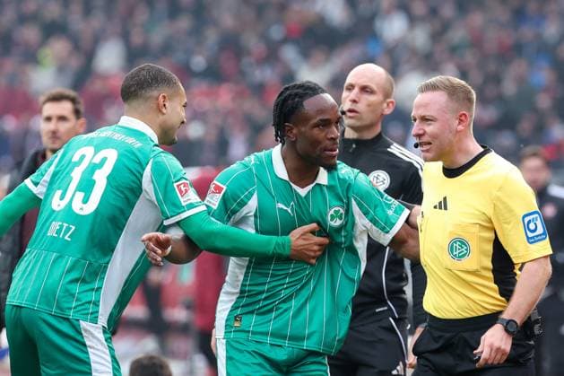 Noel Futkeu 9 (Spvgg Greuther Fuerth) redet auf Referee Schiedsrichter Lars Erbst ein, mit Maximilian Dietz 33 (Spvgg Greuther Fuerth), 1. FC Nuernberg vs. Spvgg Greuther Fuerth, Fussball, 2. Bundesliga, DFL, Saison 2025 2026, Hinrunde, 15. Spieltag, 07.12.2025 DFB regulations prohibit any use of photographs as image sequences and or quasi-video Nuernberg Bayern Deutschland
