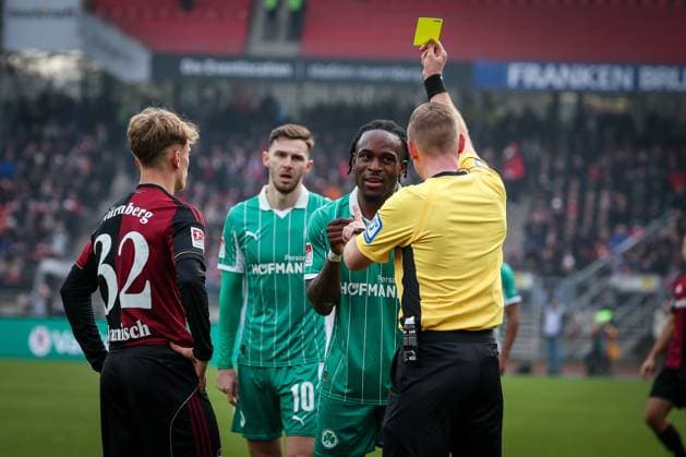Noel Futkeu 9 (Spvgg Greuther Fuerth) und Tim Janisch 32 (1FC Nuernberg) erhalten die gelbe Karte von Referee Schiedsrichter Lars Erbst, 1. FC Nuernberg vs. Spvgg Greuther Fuerth, Fussball, 2. Bundesliga, DFL, Saison 2025 2026, Hinrunde, 15. Spieltag, 07.12.2025 DFB regulations prohibit any use of photographs as image sequences and or quasi-video Nuernberg Bayern Deutschland
