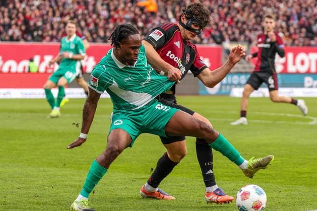 Noel Futkeu 9 (Spvgg Greuther Fuerth) im Duell mit Fabio Gruber 4 (1FC Nuernberg), Aktion, 1. FC Nuernberg vs. Spvgg Greuther Fuerth, Fussball, 2. Bundesliga, DFL, Saison 2025 2026, Hinrunde, 15. Spieltag, 07.12.2025 DFB regulations prohibit any use of photographs as image sequences and or quasi-video Nuernberg Bayern Deutschland