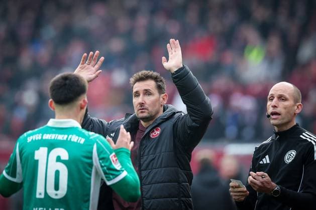 Chef-Trainer Miroslave Klose (1. FC Nuernberg) gibt Anweisungen an die Mannschaft, 1. FC Nuernberg vs. Spvgg Greuther Fuerth, Fussball, 2. Bundesliga, DFL, Saison 2025 2026, Hinrunde, 15. Spieltag, 07.12.2025 DFB regulations prohibit any use of photographs as image sequences and or quasi-video Nuernberg Bayern Deutschland