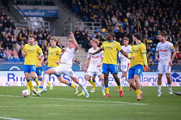 07.12.2025, Fussball, 2. Bundesliga, 15. Spieltag Saison 2025 2026, Eintracht Braunschweig - Holstein Kiel, Torchance Kasper Davidsen (Holstein Kiel) xRHR-FOTO TKx