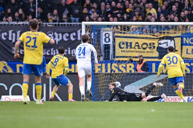 07.12.2025, Fussball, 2. Bundesliga, 15. Spieltag Saison 2025 2026, Eintracht Braunschweig - Holstein Kiel, Mehmet Aydin (Eintracht Braunschweig) erzielt das Tor zum 1:0 per Elfmeter, xRHR-FOTO TKx