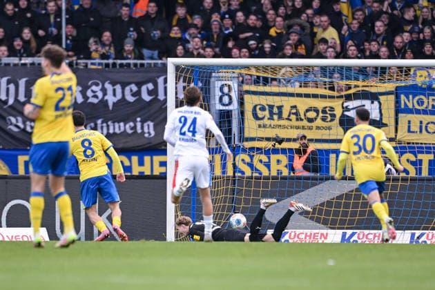 07.12.2025, Fussball, 2. Bundesliga, 15. Spieltag Saison 2025 2026, Eintracht Braunschweig - Holstein Kiel, Mehmet Aydin (Eintracht Braunschweig) erzielt das Tor zum 1:0 per Elfmeter, xRHR-FOTO TKx