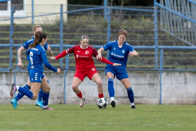 Regionalliga Nordost Frauen: 1. FC Magdeburg vs. 1. FFV Erfurt; Magdeburg; 07.12.2025 Maja Felicitas Bauerschmidt ( 10; 1. FFV Erfurt) gegen Caroline Hildebrand ( 13; 1. FC Magdeburg) Regionalliga Nordost Frauen: 1. FC Magdeburg vs. 1. FFV Erfurt; Heinrich-Germer-Stadion Magdeburg; 07.12.2025 Copyright: xBEAUTIFULxSPORTS Duehringx