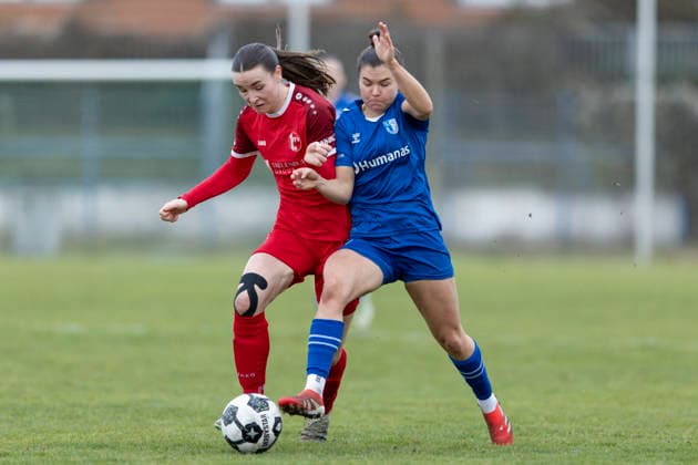 Regionalliga Nordost Frauen: 1. FC Magdeburg vs. 1. FFV Erfurt; Magdeburg; 07.12.2025 Lea Schrenk ( 19; 1. FFV Erfurt) gegen Latoya Maxine Bach ( 8; 1. FC Magdeburg) Regionalliga Nordost Frauen: 1. FC Magdeburg vs. 1. FFV Erfurt; Heinrich-Germer-Stadion Magdeburg; 07.12.2025 Copyright: xBEAUTIFULxSPORTS Duehringx