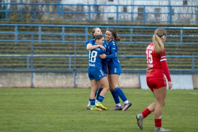 Regionalliga Nordost Frauen: 1. FC Magdeburg vs. 1. FFV Erfurt; Magdeburg; 07.12.2025 2:0 durch Neele Abraham ( 18; 1. FC Magdeburg) (vorne) Regionalliga Nordost Frauen: 1. FC Magdeburg vs. 1. FFV Erfurt; Heinrich-Germer-Stadion Magdeburg; 07.12.2025 Copyright: xBEAUTIFULxSPORTS Duehringx
