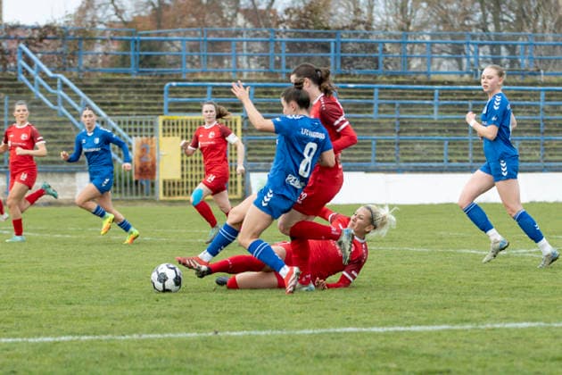 Regionalliga Nordost Frauen: 1. FC Magdeburg vs. 1. FFV Erfurt; Magdeburg; 07.12.2025 Mandy Uhl ( 18; 1. FFV Erfurt) (unten) und Lea Schrenk ( 19; 1. FFV Erfurt) gegen Latoya Maxine Bach ( 8; 1. FC Magdeburg) Regionalliga Nordost Frauen: 1. FC Magdeburg vs. 1. FFV Erfurt; Heinrich-Germer-Stadion Magdeburg; 07.12.2025 Copyright: xBEAUTIFULxSPORTS Duehringx