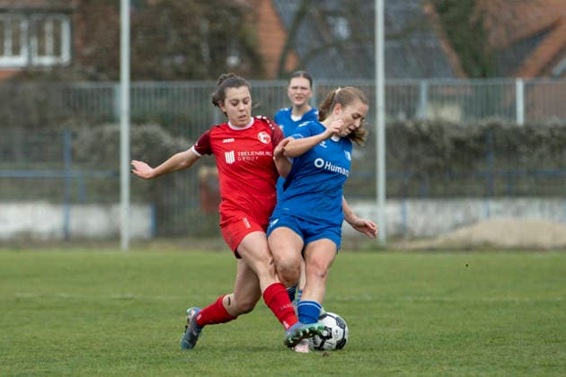 Regionalliga Nordost Frauen: 1. FC Magdeburg vs. 1. FFV Erfurt; Magdeburg; 07.12.2025 Jasmin Sautter ( 4; 1. FFV Erfurt) gegen Tabea Alsleben ( 21; 1. FC Magdeburg) Regionalliga Nordost Frauen: 1. FC Magdeburg vs. 1. FFV Erfurt; Heinrich-Germer-Stadion Magdeburg; 07.12.2025 Copyright: xBEAUTIFULxSPORTS Duehringx