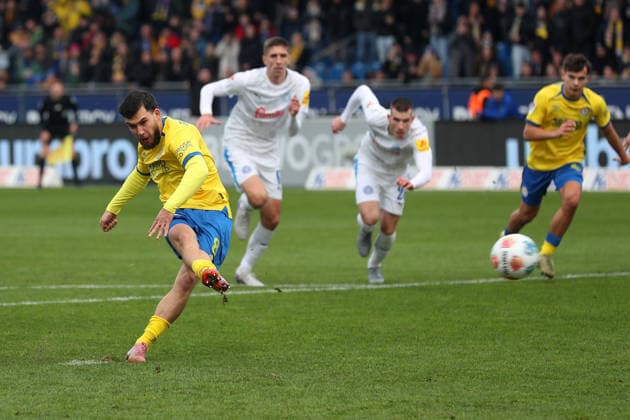 Braunschweig vs.Kiel, 2. BL Braunschweig, 07.12.2025, FUßBALL - Eintracht Braunschweig vs. Holstein Kiel, 2. BL, Saison 2025 26. Mehmet Can Aydin (Eintracht Braunschweig) trifft nach Elfmeter zum 1:0 Braunschweig