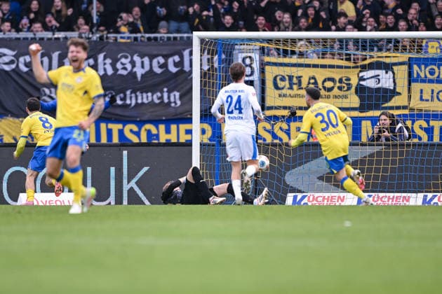 07.12.2025, Fussball, 2. Bundesliga, 15. Spieltag Saison 2025 2026, Eintracht Braunschweig - Holstein Kiel, Mehmet Aydin (Eintracht Braunschweig) erzielt das Tor zum 1:0 per Elfmeter, xRHR-FOTO TKx