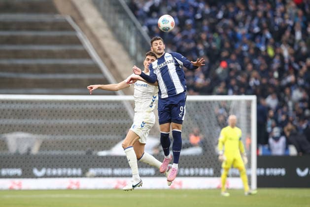 07.12.2025, xtgx, Fussball - 2.Bundesliga Hertha BSC Berlin - 1.FC Magdeburg emspor, v.l. Tobias Mueller (Magdeburg, 5), Dawid Kownacki (Hertha, 9) Zweikampf, Duell, Kampf, tackle (DFL DFB REGULATIONS PROHIBIT ANY USE OF PHOTOGRAPHS as IMAGE SEQUENCES and or QUASI-VIDEO) Berlin