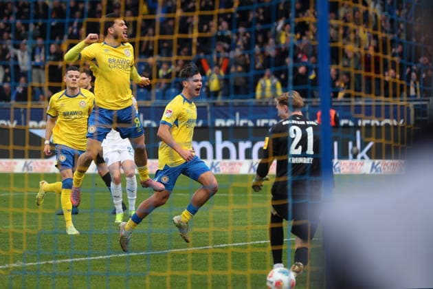 Braunschweig vs.Kiel, 2. BL Braunschweig, 07.12.2025, FUßBALL - Eintracht Braunschweig vs. Holstein Kiel, 2. BL, Saison 2025 26. Mehmet Can Aydin (Eintracht Braunschweig) jubelt mit Mannschaftskollegen nach seinem Handelfmetertor zum 1:0 Braunschweig