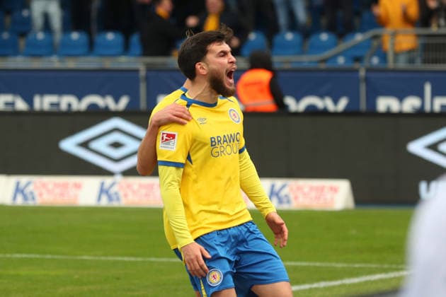 Braunschweig vs.Kiel, 2. BL Braunschweig, 07.12.2025, FUßBALL - Eintracht Braunschweig vs. Holstein Kiel, 2. BL, Saison 2025 26. Mehmet Can Aydin (Eintracht Braunschweig) jubelt nach seinem Handelfmetertor zum 1:0 Braunschweig