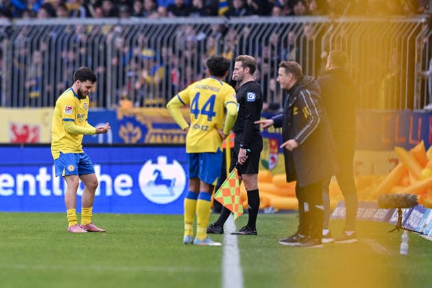 07.12.2025, Fussball, 2. Bundesliga, 15. Spieltag Saison 2025 2026, Eintracht Braunschweig - Holstein Kiel, Mehmet Aydin (Eintracht Braunschweig) freut sich über das Tor zum 1:0 mit der Trainerbank, xRHR-FOTO TKx