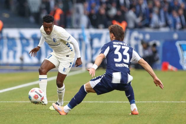 07.12.2025, xtgx, Fussball - 2.Bundesliga Hertha BSC Berlin - 1.FC Magdeburg emspor, v.l. Lubambo Musonda (Magdeburg, 19), Michal Karbownik (Hertha, 33) Zweikampf, Duell, Kampf, tackle (DFL DFB REGULATIONS PROHIBIT ANY USE OF PHOTOGRAPHS as IMAGE SEQUENCES and or QUASI-VIDEO) Berlin