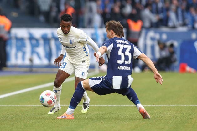 07.12.2025, xtgx, Fussball - 2.Bundesliga Hertha BSC Berlin - 1.FC Magdeburg emspor, v.l. Lubambo Musonda (Magdeburg, 19), Michal Karbownik (Hertha, 33) Zweikampf, Duell, Kampf, tackle (DFL DFB REGULATIONS PROHIBIT ANY USE OF PHOTOGRAPHS as IMAGE SEQUENCES and or QUASI-VIDEO) Berlin
