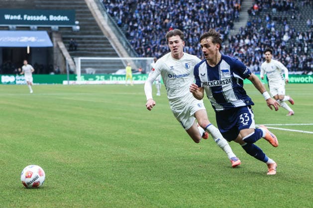 Fussball, 2. Bundesliga Saison 2025 2026 15. Spieltag Hertha BSC Berlin - 1.FC Magdeburg 07.12.2025, Olympiastadion Berlin Noah Phil Pesch (1.FC Magdeburg, 10) Michal Karbownik (Hertha BSC Berlin, 33) Zweikampf Berlin Olympiastadion Berlin Berlin Deutschland