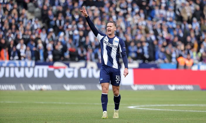 Paul Seguin zeigend, gestikulierend Einzelbild Freisteller Aktion Fußball Fussball DFL 2. Bundesliga Herren 15. Spieltag Saison 2025 2026 07.12.2025 Hertha BSC Berlin vs. 1.FC Magdeburg FCM DFL regulations prohibit any use of photographs as image sequences and or quasi-video