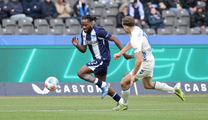 Deyovaisio Zeefuik am Ball, Alexander Nollenberger Zweikampf Spielszene Aktion Fußball Fussball DFL 2. Bundesliga Herren 15. Spieltag Saison 2025 2026 07.12.2025 Hertha BSC Berlin vs. 1.FC Magdeburg FCM DFL regulations prohibit any use of photographs as image sequences and or quasi-video