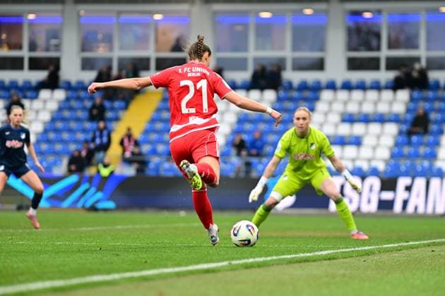 RECORD DATE NOT STATED Laura Dick (1; TSG Hoffenheim Frauen) in Aktion, während eine Spielerin von 1. FC Union Berlin zum Schuss ansetzt Torwartin in Aktion Copyright: xMichaelxGelhardtx