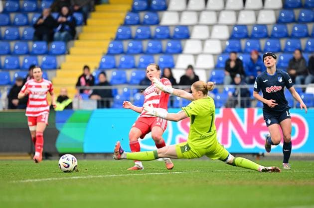 RECORD DATE NOT STATED Laura Dick (1; TSG Hoffenheim Frauen) wehrt den Ball ab, während Dina Orschmann (11; 1. FC Union Berlin) und Wielle Douma (13; TSG Hoffenheim Frauen) verteidigen Torwartin wehrt Schuss ab Copyright: xMichaelxGelhardtx