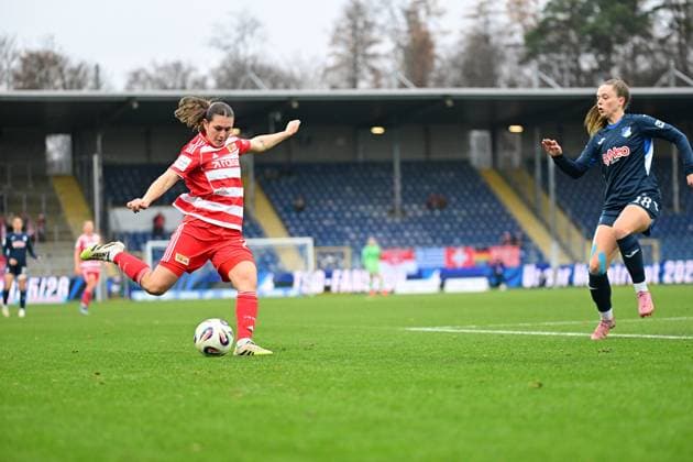 RECORD DATE NOT STATED Valesca Ampoorter (18; TSG Hoffenheim Frauen) mit Ball, während Antonia Halverkamps (29; 1. FC Union Berlin) verteidigt Ballaktion mit Valesca Ampoorter (18; TSG Hoffenheim Frauen) und Antonia Halverkamps (29; 1. FC Union Berlin) Copyright: xMichaelxGelhardtx