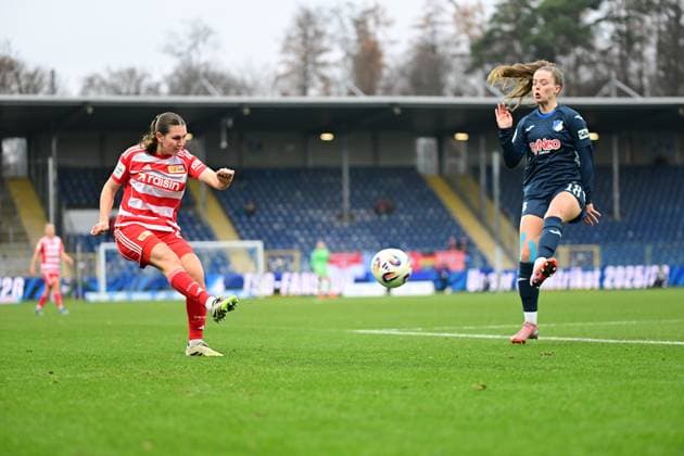 RECORD DATE NOT STATED Valesca Ampoorter (18; TSG Hoffenheim Frauen) kontrolliert den Ball, während Antonia Halverkamps (29; 1. FC Union Berlin) zum Schuss ansetzt Ballkontrolle und Schuss Copyright: xMichaelxGelhardtx